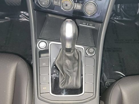 Used 2020 Volkswagen Jetta SE w/ SE Cold Weather Package FWD image 24