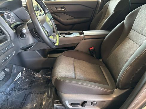 Used 2025 Nissan Rogue SV FWD image 29