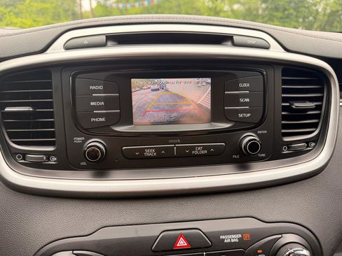 Used 2017 Kia Sorento FWD image 32