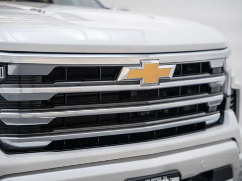 Used 2025 Chevrolet Silverado 1500 High Country AWD/4WD image 12