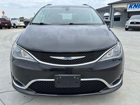 Used 2017 Chrysler Pacifica Touring-L FWD image 9