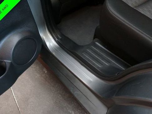 Used 2017 Nissan Rogue SV w/ SV Premium Package image 40