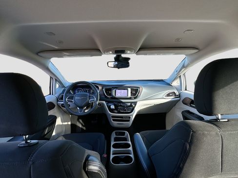 Used 2024 Chrysler Voyager LX image 20