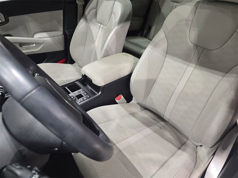 Used 2024 Kia Sorento EX w/ Panoramic Sunroof Package image 16