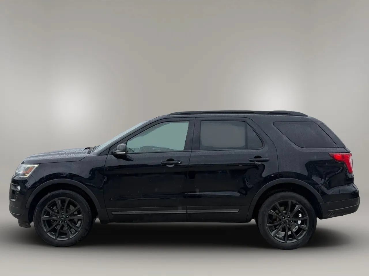 Used 2018 Ford Explorer XLT w/ Equipment Group 202A AWD/4WD image 4