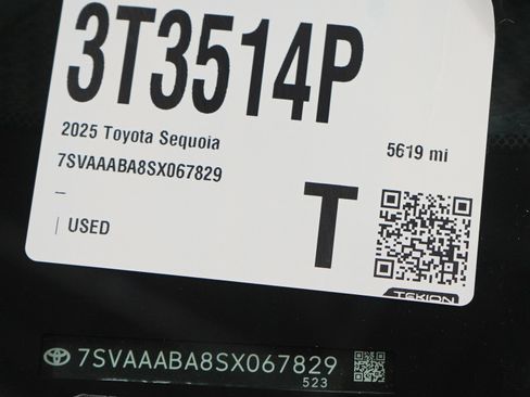 Used 2025 Toyota Sequoia Platinum image 32