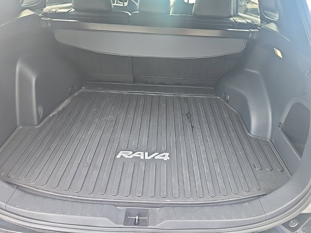 Used 2022 Toyota RAV4 SE w/ SE Grade Weather Package AWD/4WD image 10