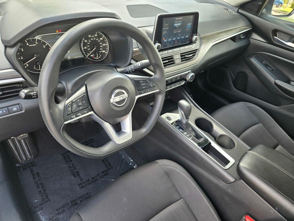 Used 2025 Nissan Altima 2.5 SV FWD image 12