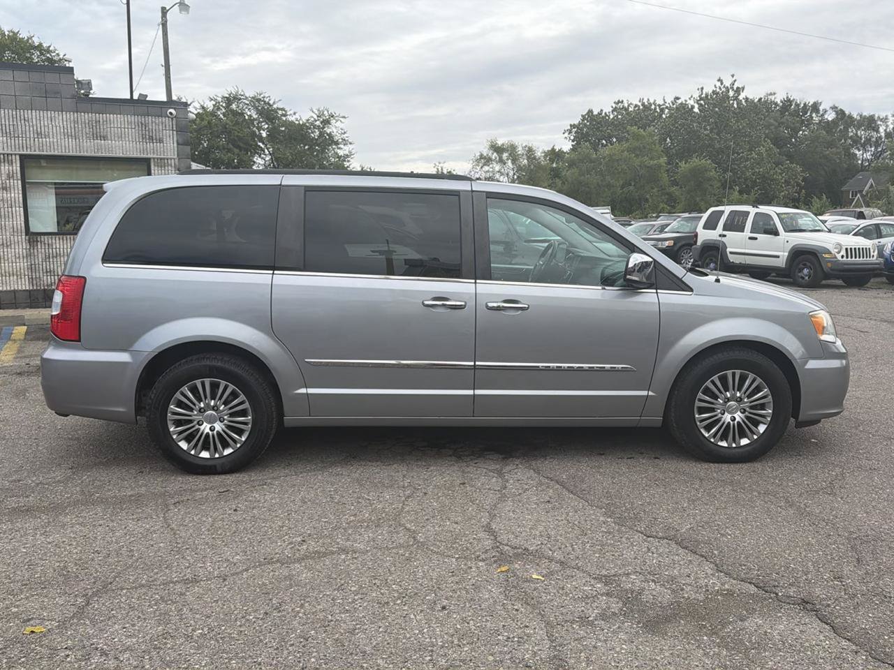 Used 2014 Chrysler Town & Country Touring-L w/ Driver Convenience Group FWD image 7