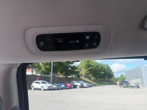 Used 2024 Chrysler Pacifica Touring-L FWD image 32