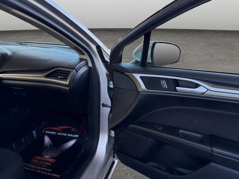 Used 2019 Ford Fusion SE FWD image 19