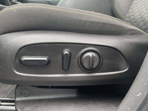 Used 2021 Chevrolet Equinox LT FWD image 17