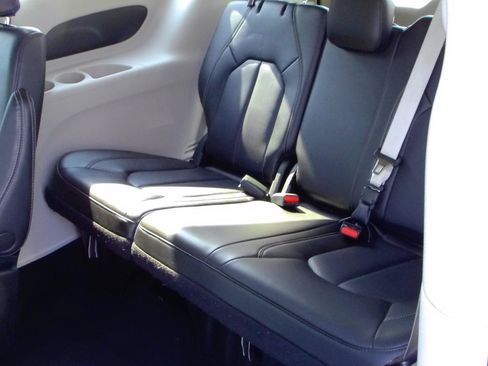 Used 2023 Chrysler Pacifica Touring-L FWD image 13