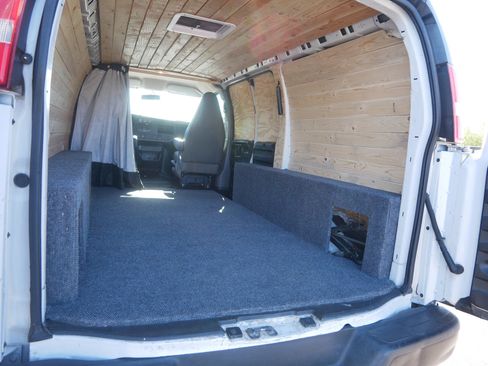 Used 2017 Chevrolet Express 2500 RWD image 17