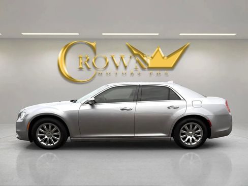 Used 2016 Chrysler 300 C image 10