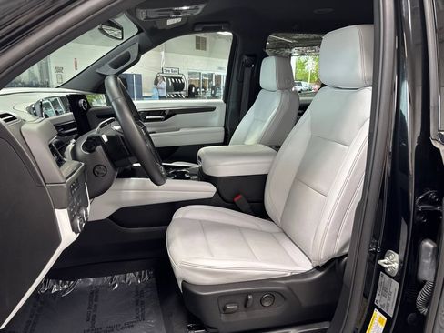 Used 2025 Chevrolet Suburban Premier AWD/4WD image 9