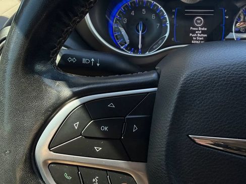 Used 2019 Chrysler Pacifica Touring-L FWD image 21