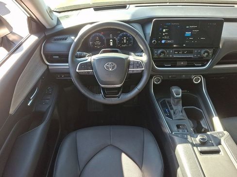 Used 2025 Toyota Grand Highlander AWD image 11