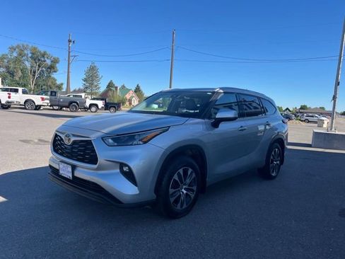 Used 2022 Toyota Highlander XLE AWD/4WD image 3