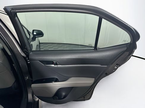 Used 2019 Toyota Camry SE w/ Convenience Package image 28