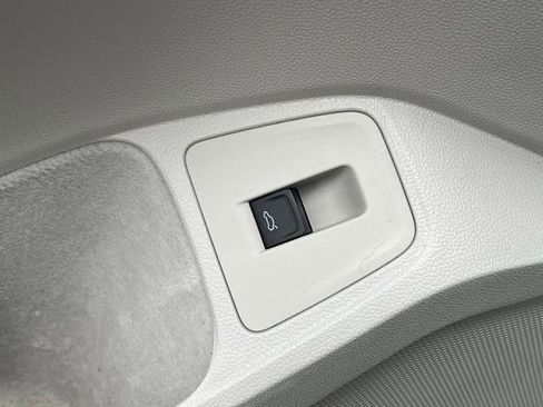 Certified 2022 Volkswagen Tiguan SE R-Line image 34