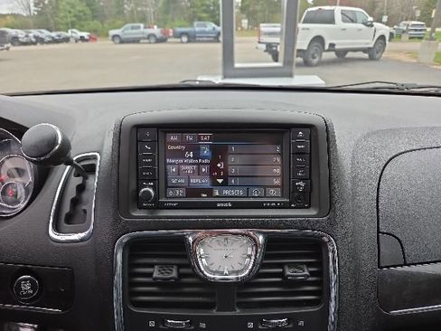 Used 2016 Chrysler Town & Country Touring-L FWD image 56