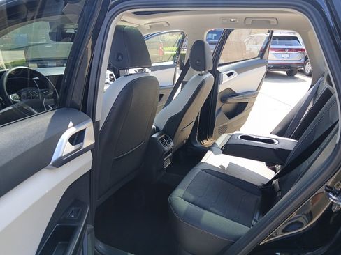 Certified 2025 Volkswagen Taos SE FWD image 20