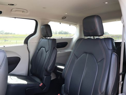 Used 2020 Chrysler Pacifica Touring-L w/ Tire & Wheel Group image 13