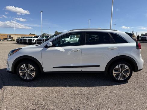Used 2022 Kia Niro EX Premium w/ Cold Weather Package image 2