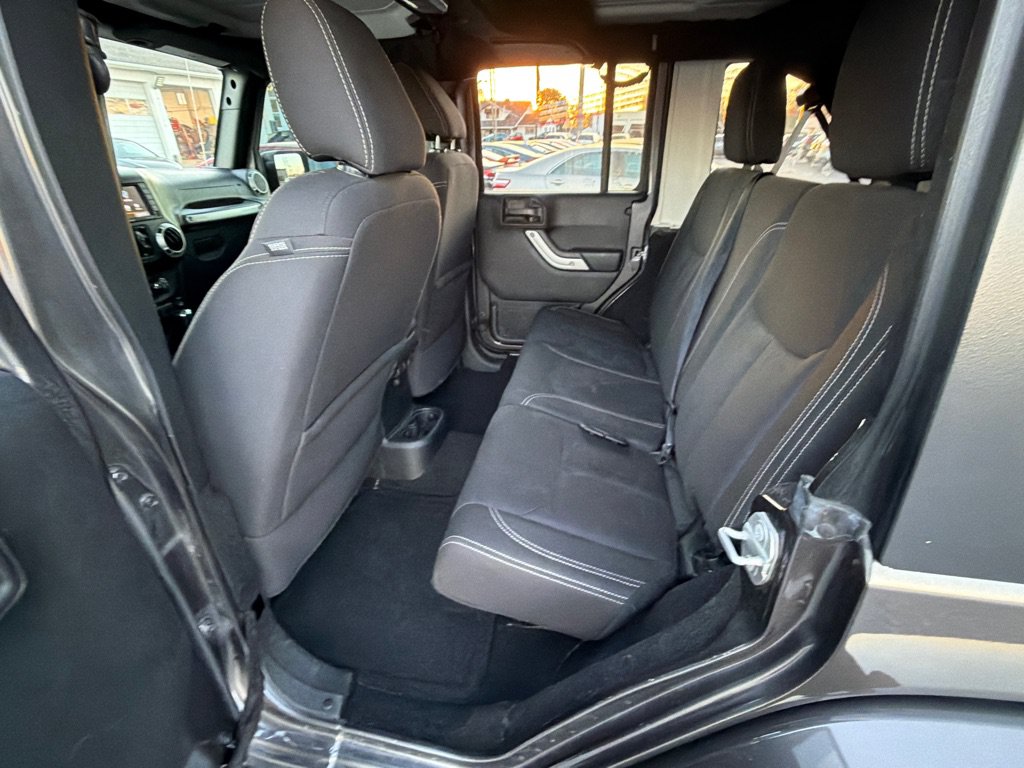 Used 2018 Jeep Wrangler Unlimited Sahara AWD/4WD image 23
