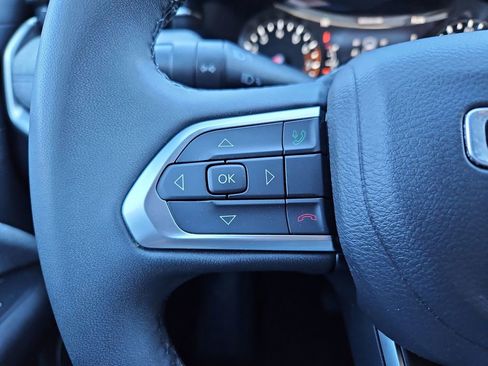 Used 2024 Jeep Compass Latitude image 11