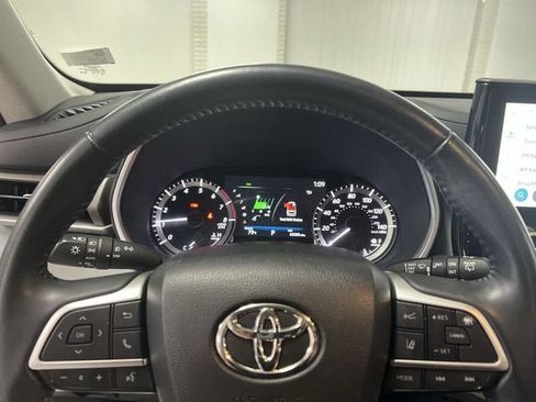 Used 2023 Toyota Highlander XLE AWD/4WD image 11