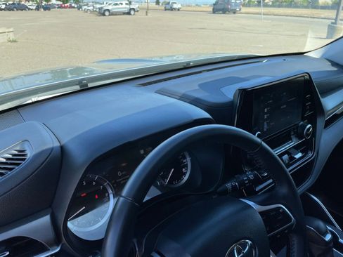 Used 2025 Toyota Highlander LE image 36