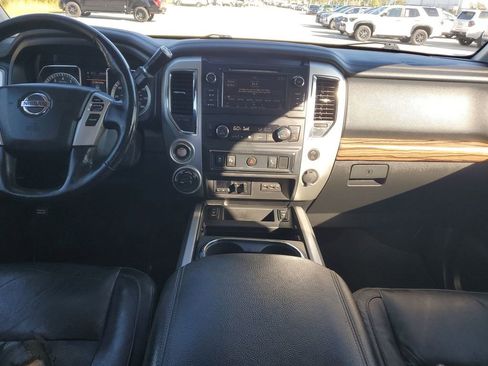 Used 2019 Nissan Titan SL w/ Chrome Package image 10