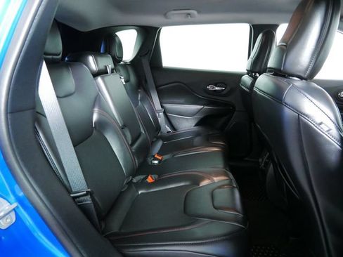 Used 2020 Jeep Cherokee Trailhawk w/ Comfort/Convenience Group AWD/4WD image 17