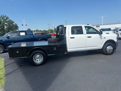 Used 2025 RAM 3500 Tradesman w/ Chrome Appearance Group AWD/4WD image 4
