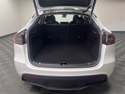 Used 2025 Tesla Model Y Long Range image 8
