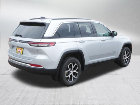 Used 2024 Jeep Grand Cherokee Limited w/ Trailer Tow Package AWD/4WD image 7