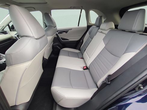 Used 2022 Toyota RAV4 XLE Premium FWD image 10