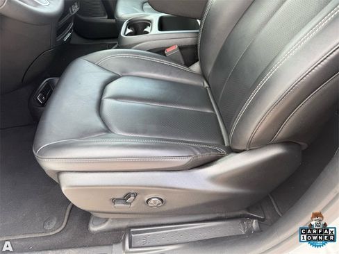 Certified 2025 Chrysler Pacifica Select image 13