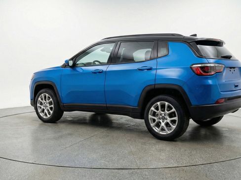 Used 2025 Jeep Compass Limited image 9