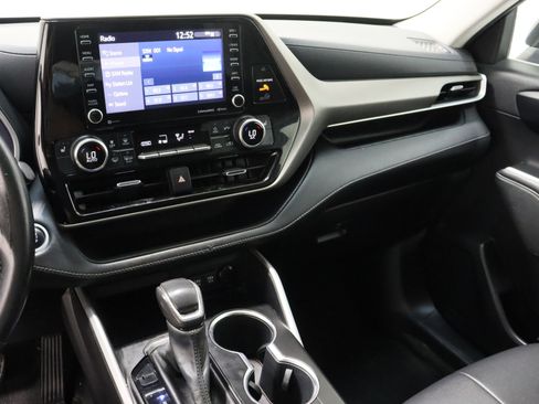 Used 2021 Toyota Highlander XLE image 16