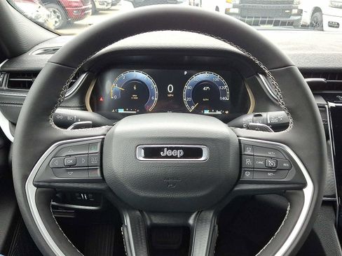 New 2025 Jeep Grand Cherokee L Laredo image 13