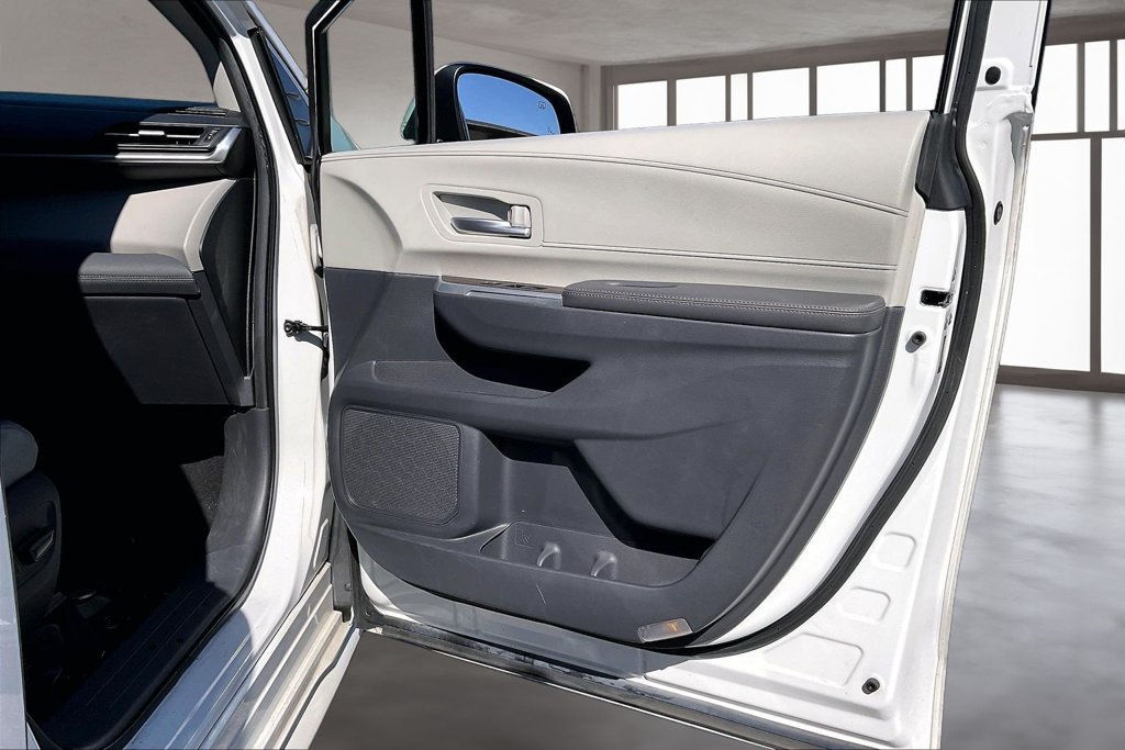Used 2024 Toyota Sienna XLE FWD image 27