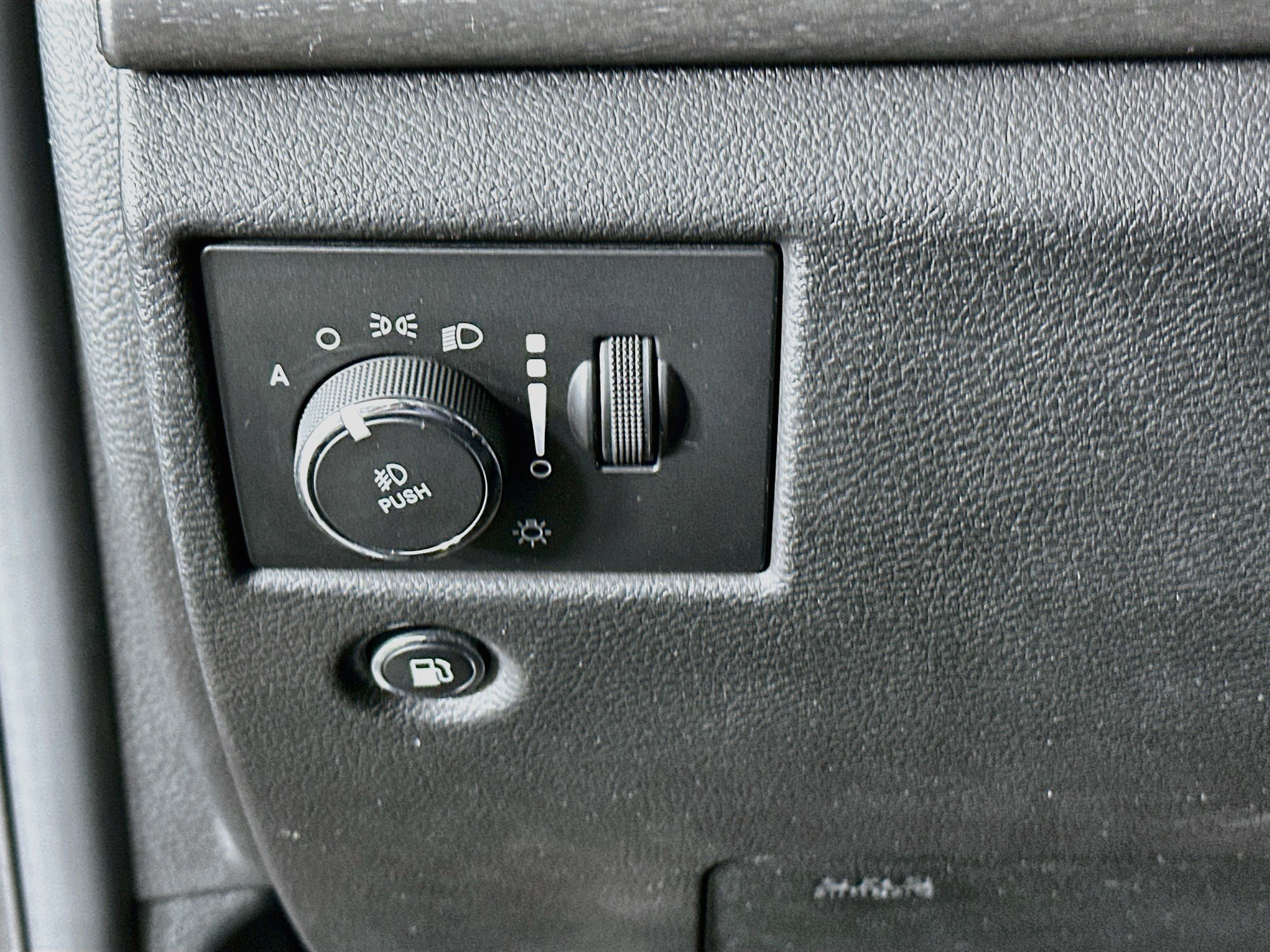 Used 2018 Jeep Grand Cherokee Laredo RWD image 16