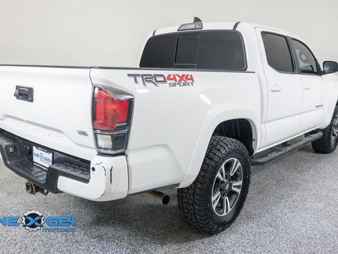 Used 2019 Toyota Tacoma TRD Sport AWD/4WD image 7