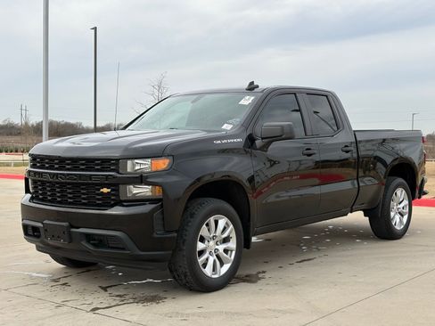 Used 2020 Chevrolet Silverado 1500 Custom w/ Custom Value Package image 3