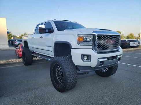 Used 2017 GMC Sierra 2500 Denali w/ Duramax Plus Package AWD/4WD image 3