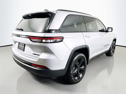 Used 2024 Jeep Grand Cherokee Limited w/ Luxury Tech Group II image 7