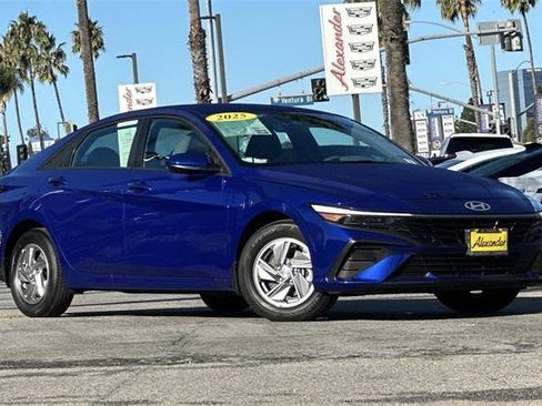 Certified 2025 Hyundai Elantra SE image 2